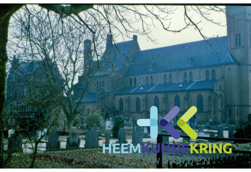 Coll. Gemeente Rijnwaarden RK Kerk met begraaf plaats Walhof